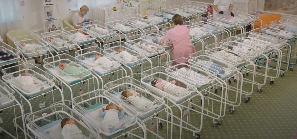 Иностранцы не могут забрать из Киева своих детей от суррогатных матерей