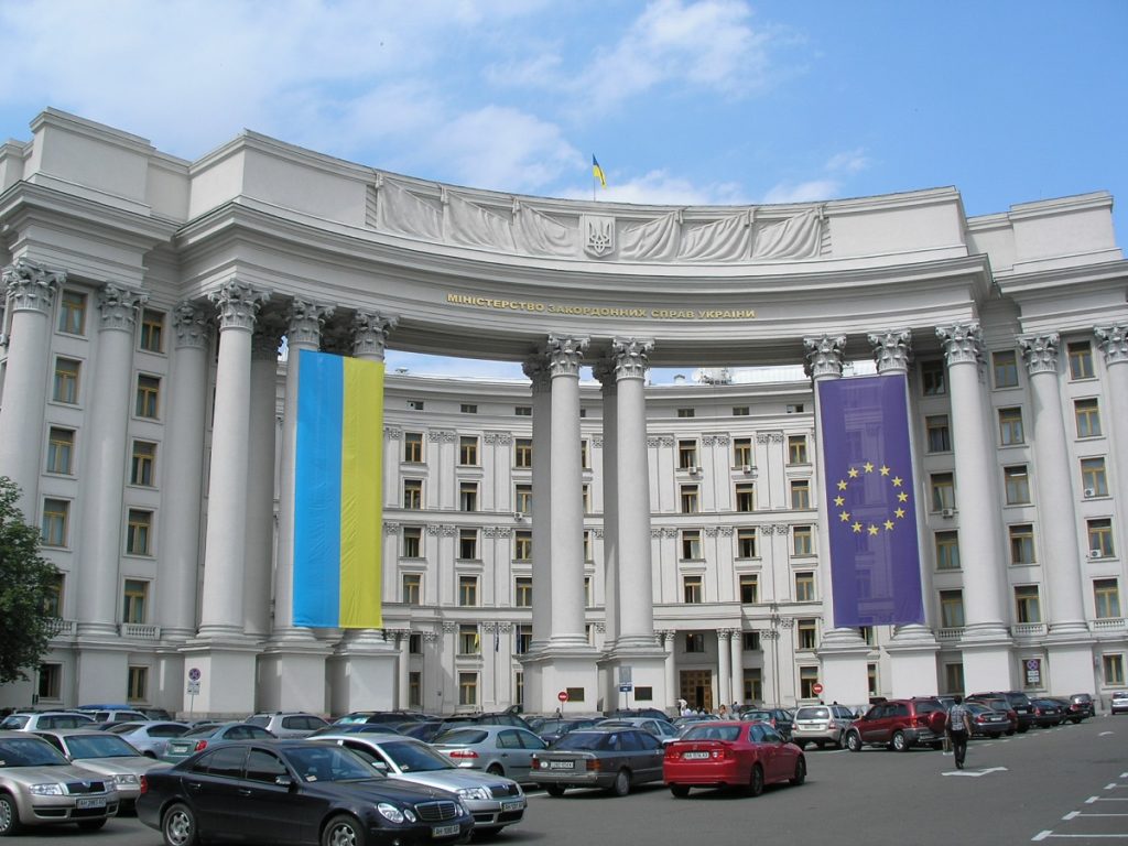 Украина не выпускает своих заробитчан без отдельного разрешения МИД