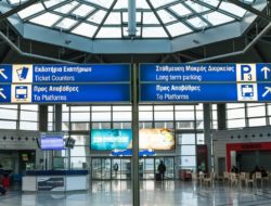 В аэропорту Афин задержали 17 украинцев