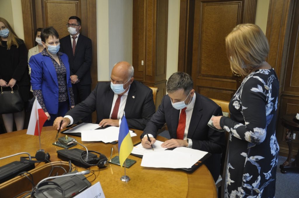 Украина и Польша договорились обмениваться налоговой информацией
