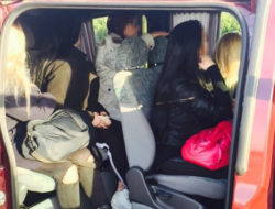 Торговец людьми во Львове загрузил полный микроавтобус девушек