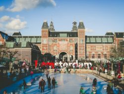 Власти Амстердама решили выкупить долги молодежи