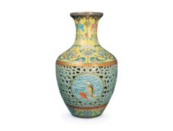 Китайскую вазу продали в Лондоне за 43 млн фунтов