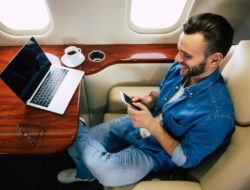 Является ли подключение к Wi-Fi на борту самолета безопасным, и как оно работает?